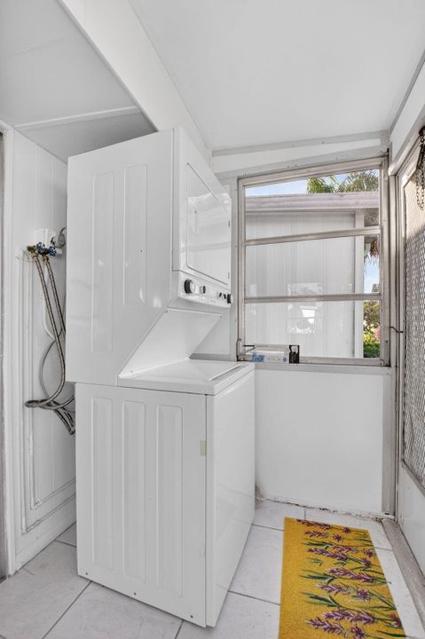 待售: $144,000 (1 贝兹, 1 浴室, 726 平方英尺)