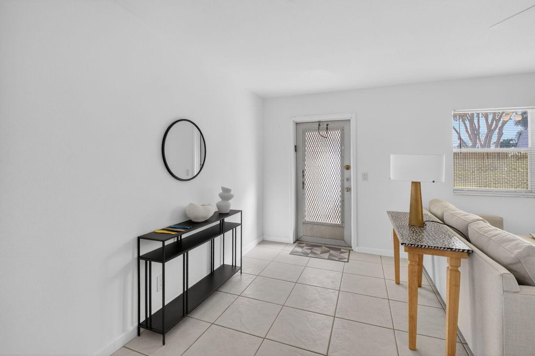 待售: $144,000 (1 贝兹, 1 浴室, 726 平方英尺)