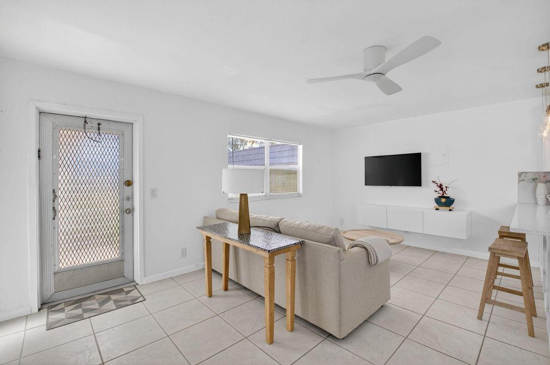 待售: $144,000 (1 贝兹, 1 浴室, 726 平方英尺)