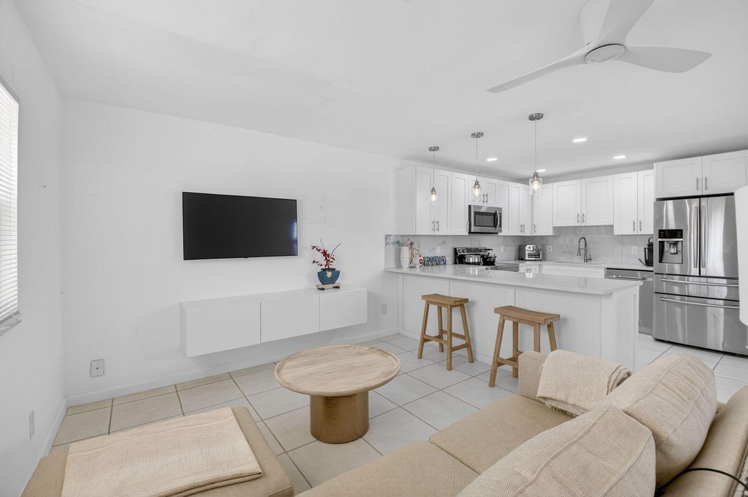 待售: $144,000 (1 贝兹, 1 浴室, 726 平方英尺)