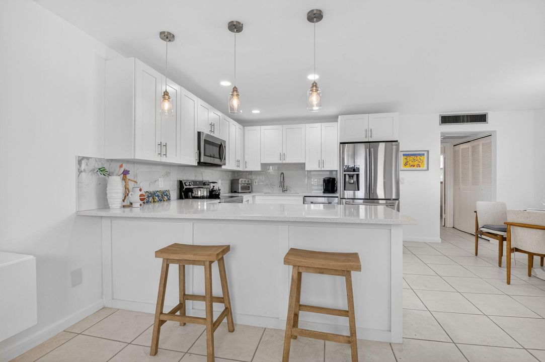 待售: $144,000 (1 贝兹, 1 浴室, 726 平方英尺)