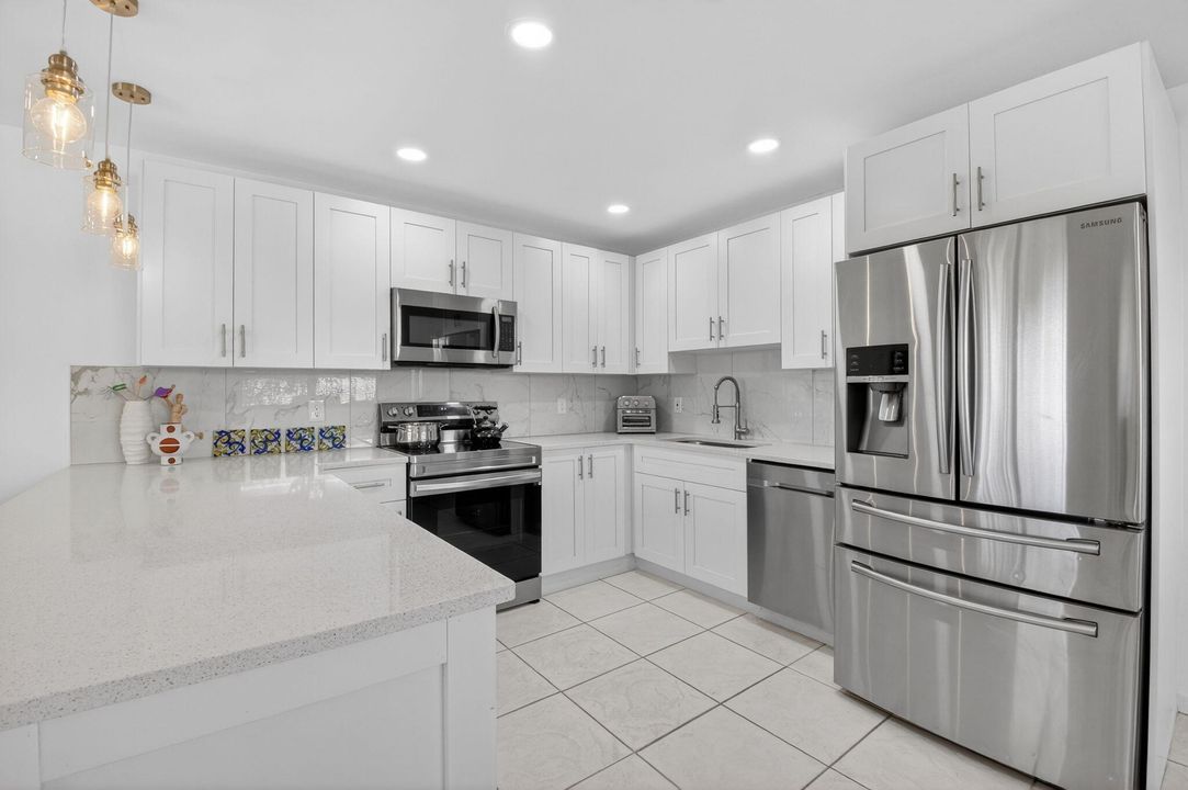 待售: $144,000 (1 贝兹, 1 浴室, 726 平方英尺)