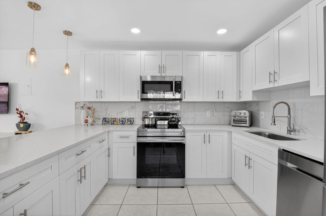 待售: $144,000 (1 贝兹, 1 浴室, 726 平方英尺)