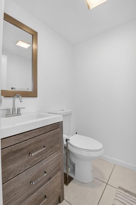 待售: $144,000 (1 贝兹, 1 浴室, 726 平方英尺)