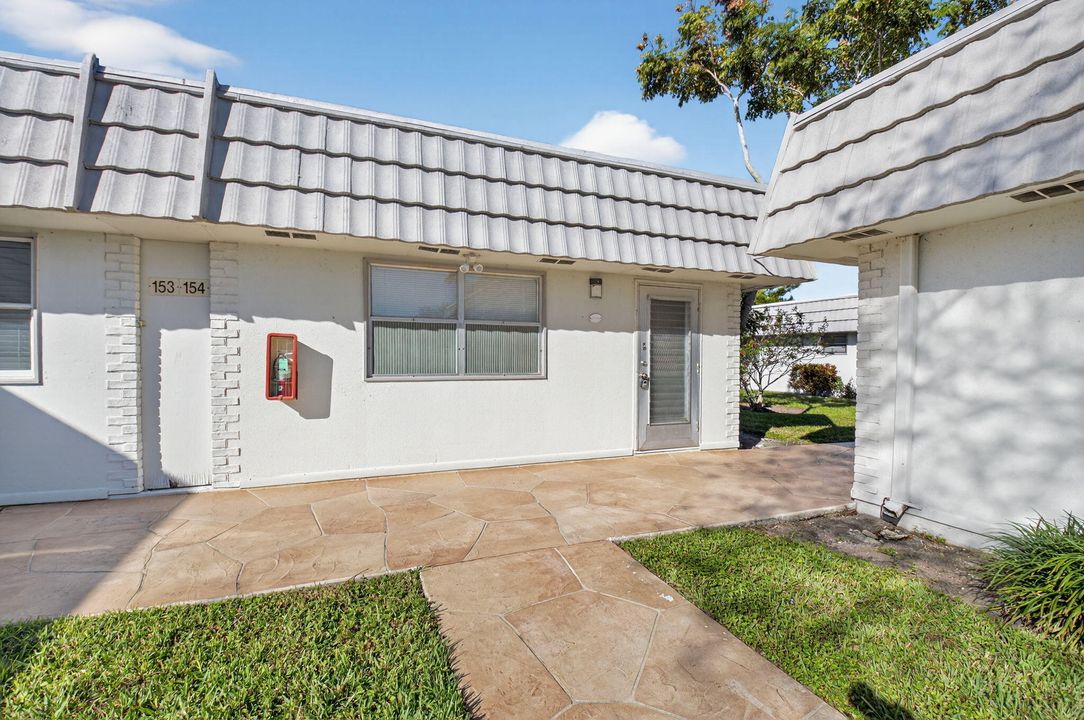 待售: $144,000 (1 贝兹, 1 浴室, 726 平方英尺)