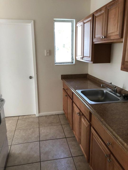 For Rent: $2,499 (3 beds, 1 baths, 800 Square Feet)