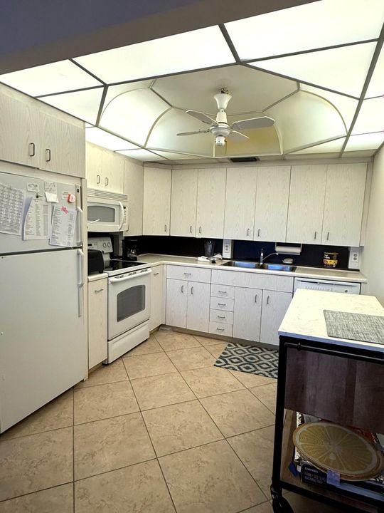 На продажу: $225,000 (2 спален, 2 ванн, 1008 Квадратных фут)