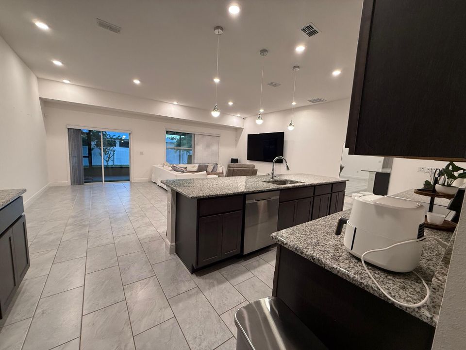 En Renta: $3,100 (4 camas, 3 baños, 2069 Pies cuadrados)