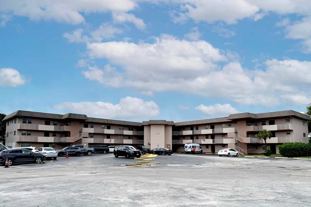 For Sale: $145,000 (2 beds, 2 baths, 840 Square Feet)