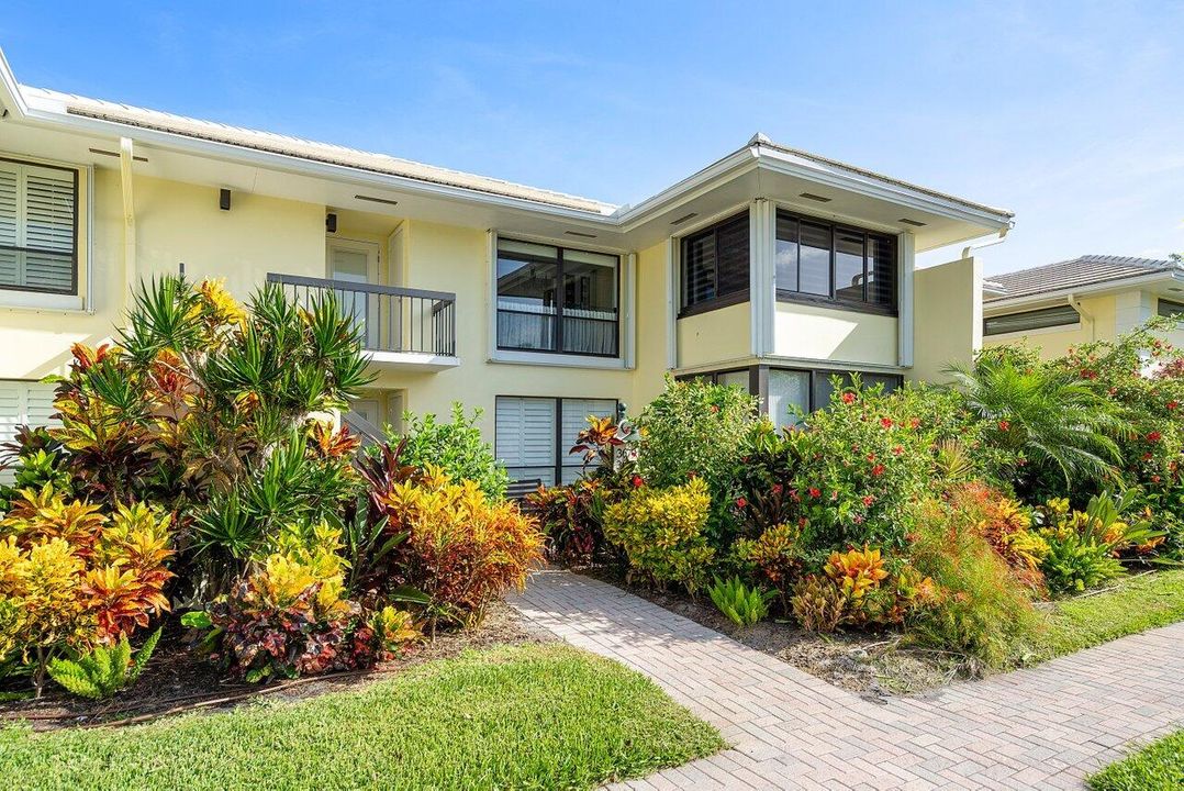 For Sale: $695,000 (3 beds, 2 baths, 1958 Square Feet)