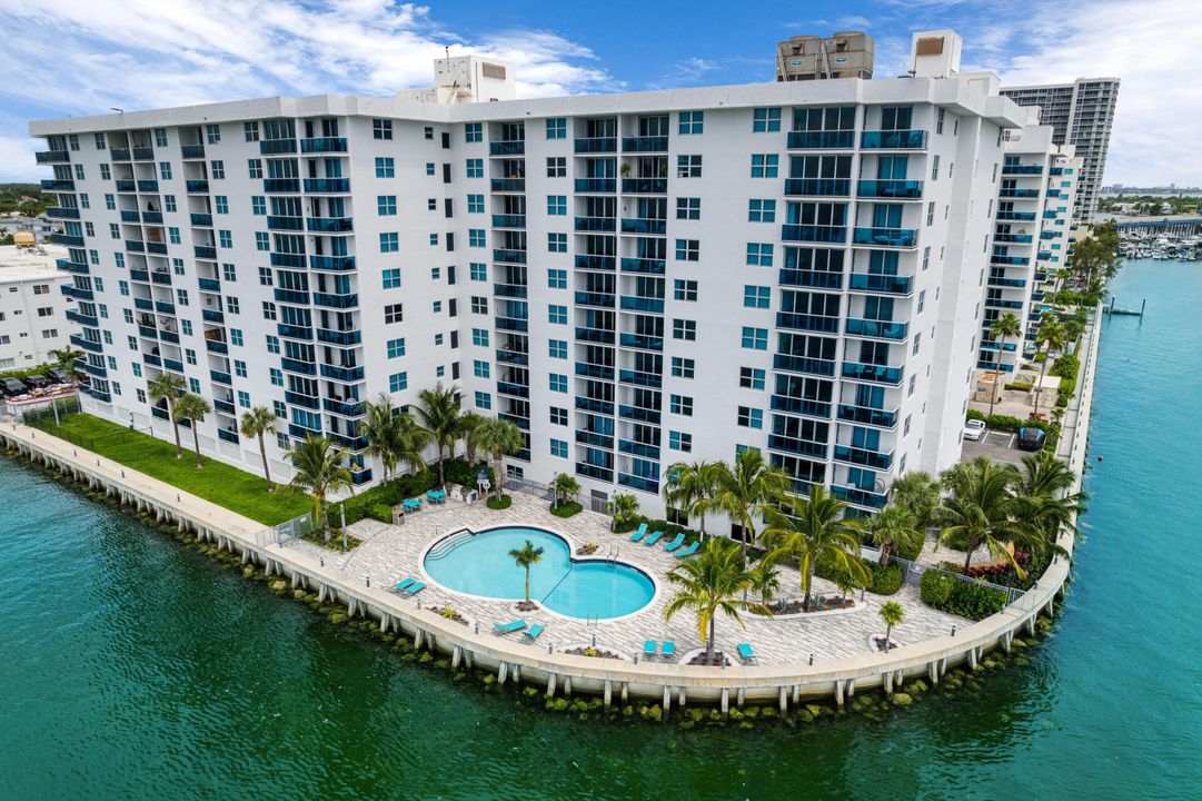 For Rent: $3,000 (2 beds, 2 baths, 1100 Square Feet)