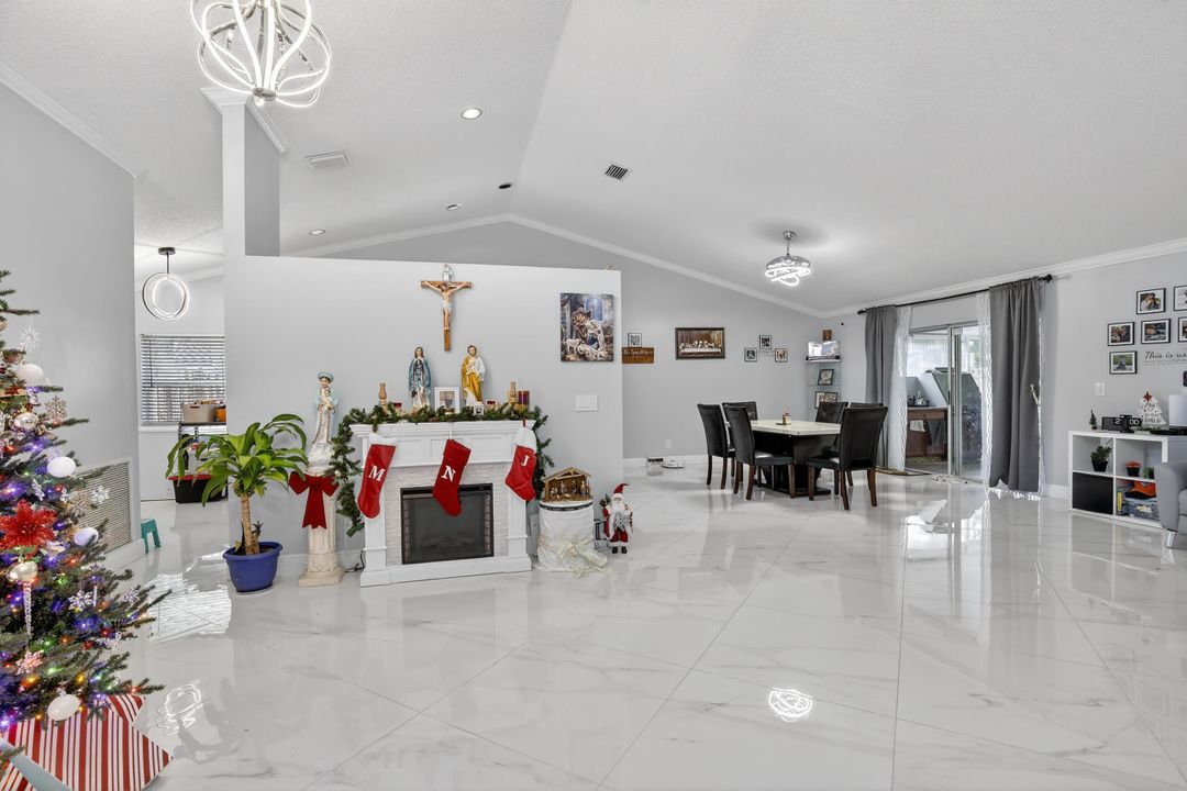 En Venta: $725,000 (4 camas, 2 baños, 2031 Pies cuadrados)