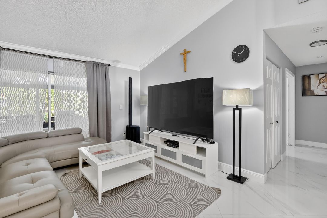 En Venta: $725,000 (4 camas, 2 baños, 2031 Pies cuadrados)