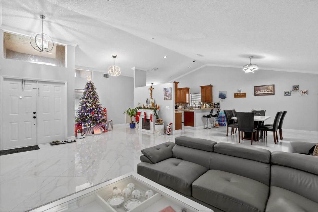 En Venta: $725,000 (4 camas, 2 baños, 2031 Pies cuadrados)