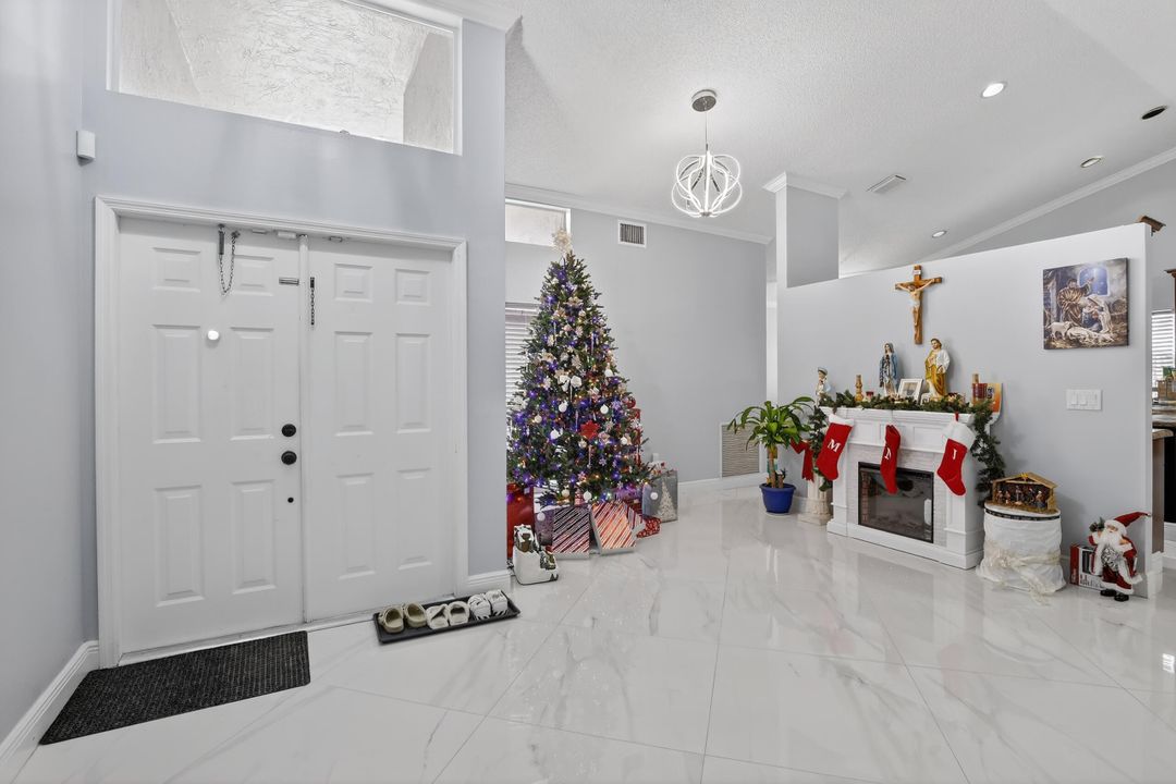 En Venta: $725,000 (4 camas, 2 baños, 2031 Pies cuadrados)