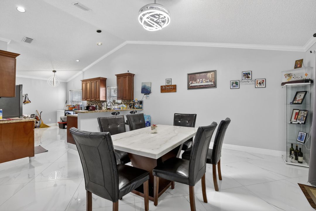 En Venta: $725,000 (4 camas, 2 baños, 2031 Pies cuadrados)