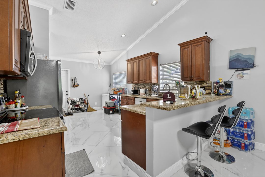 En Venta: $725,000 (4 camas, 2 baños, 2031 Pies cuadrados)