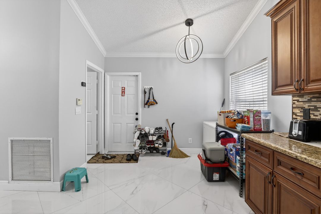 En Venta: $725,000 (4 camas, 2 baños, 2031 Pies cuadrados)