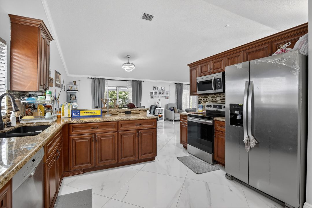 En Venta: $725,000 (4 camas, 2 baños, 2031 Pies cuadrados)