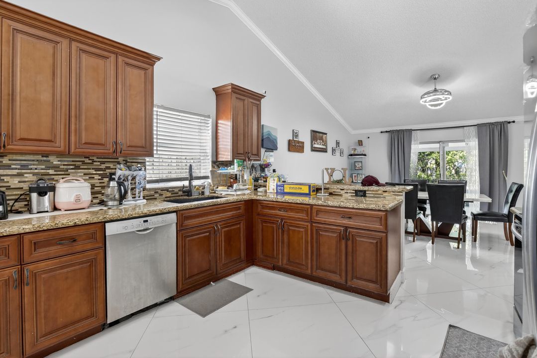 En Venta: $725,000 (4 camas, 2 baños, 2031 Pies cuadrados)