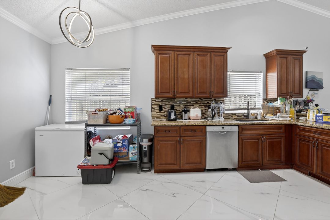 En Venta: $725,000 (4 camas, 2 baños, 2031 Pies cuadrados)