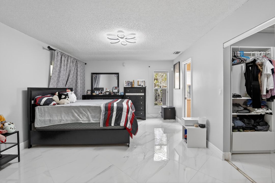 En Venta: $725,000 (4 camas, 2 baños, 2031 Pies cuadrados)