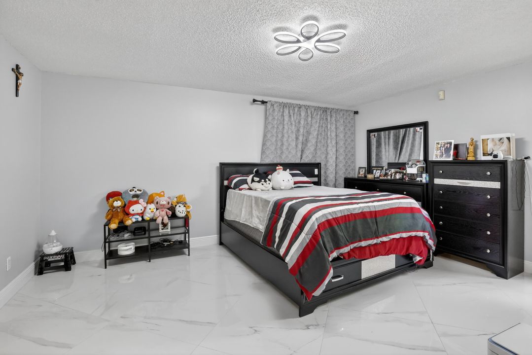 En Venta: $725,000 (4 camas, 2 baños, 2031 Pies cuadrados)