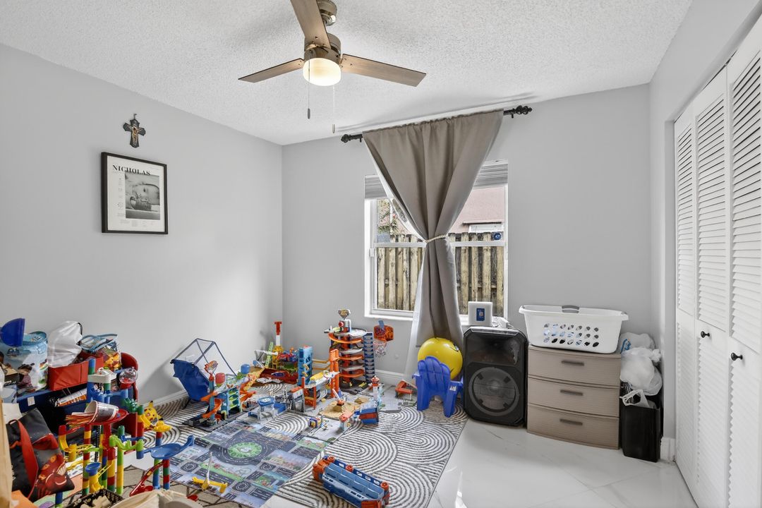 En Venta: $725,000 (4 camas, 2 baños, 2031 Pies cuadrados)