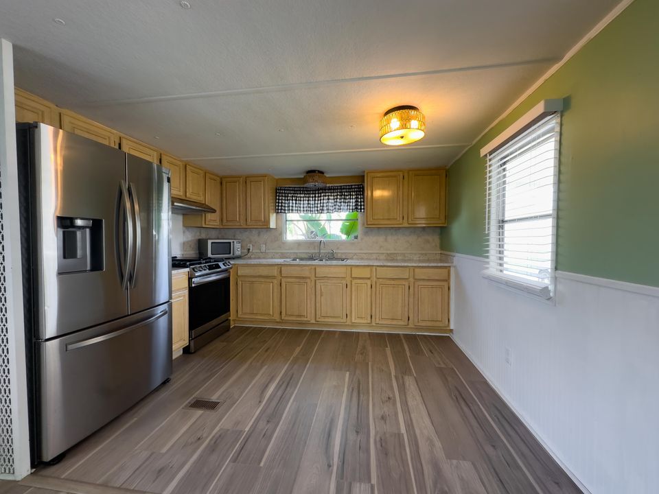 На продажу: $115,000 (2 спален, 1 ванн, 850 Квадратных фут)