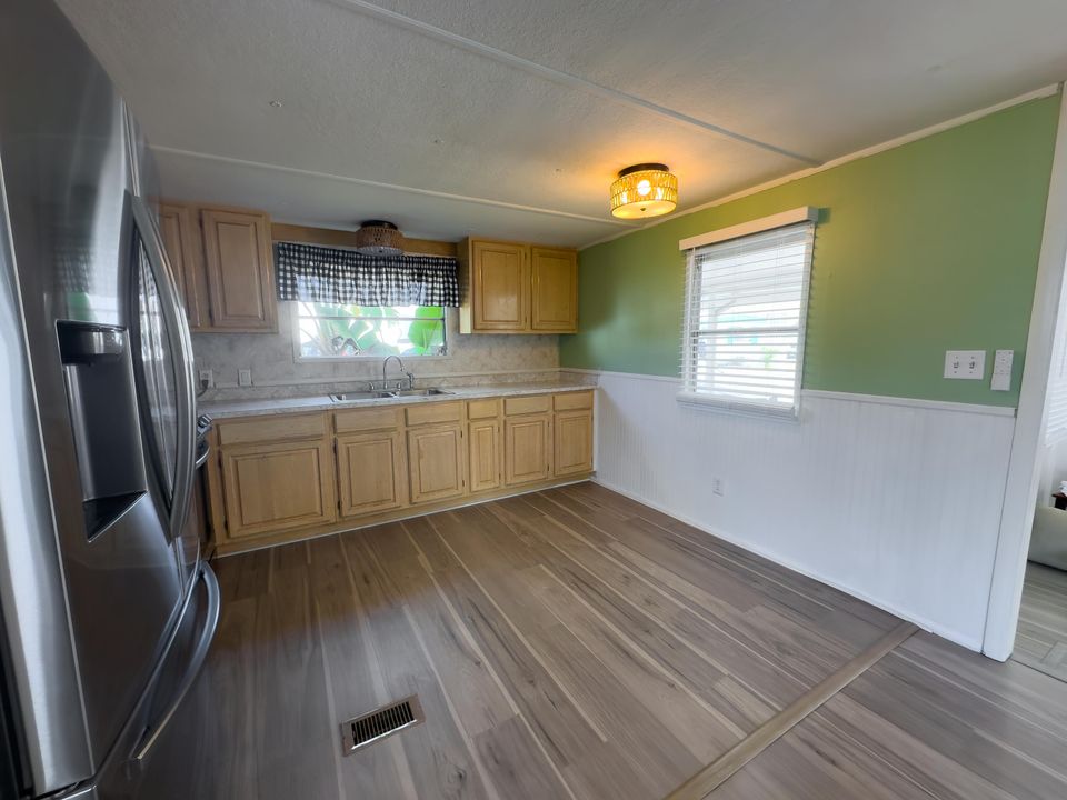 На продажу: $115,000 (2 спален, 1 ванн, 850 Квадратных фут)