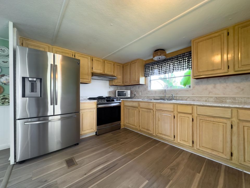 На продажу: $115,000 (2 спален, 1 ванн, 850 Квадратных фут)