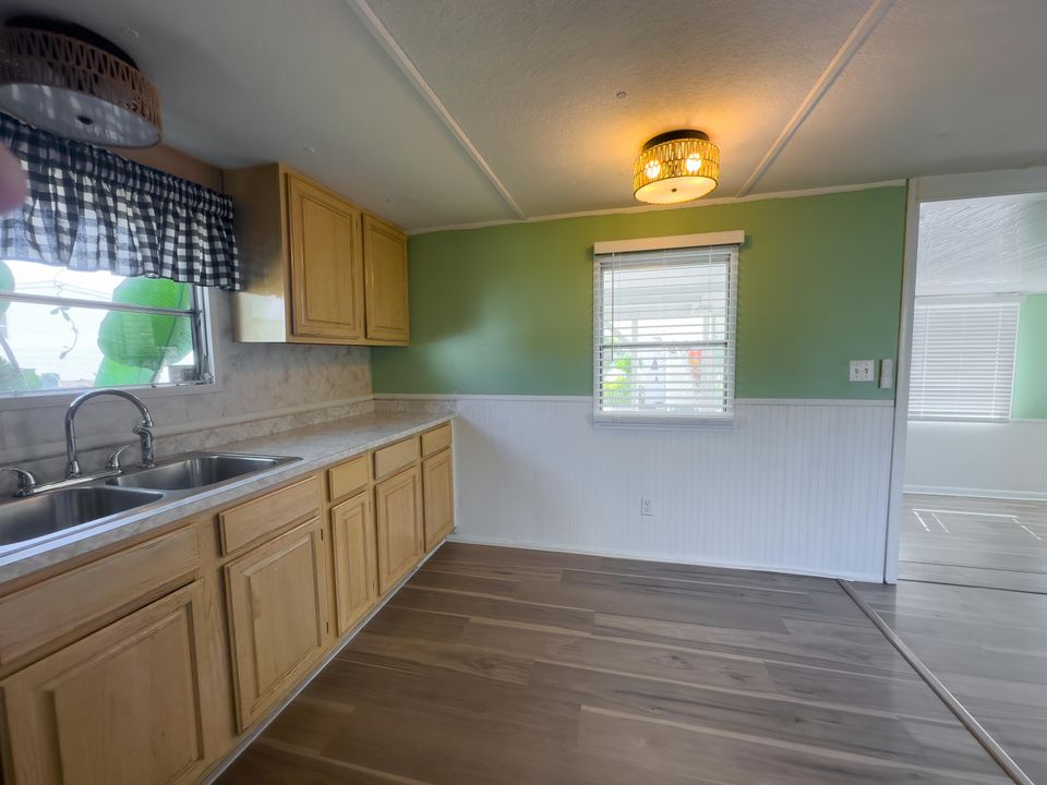 На продажу: $115,000 (2 спален, 1 ванн, 850 Квадратных фут)