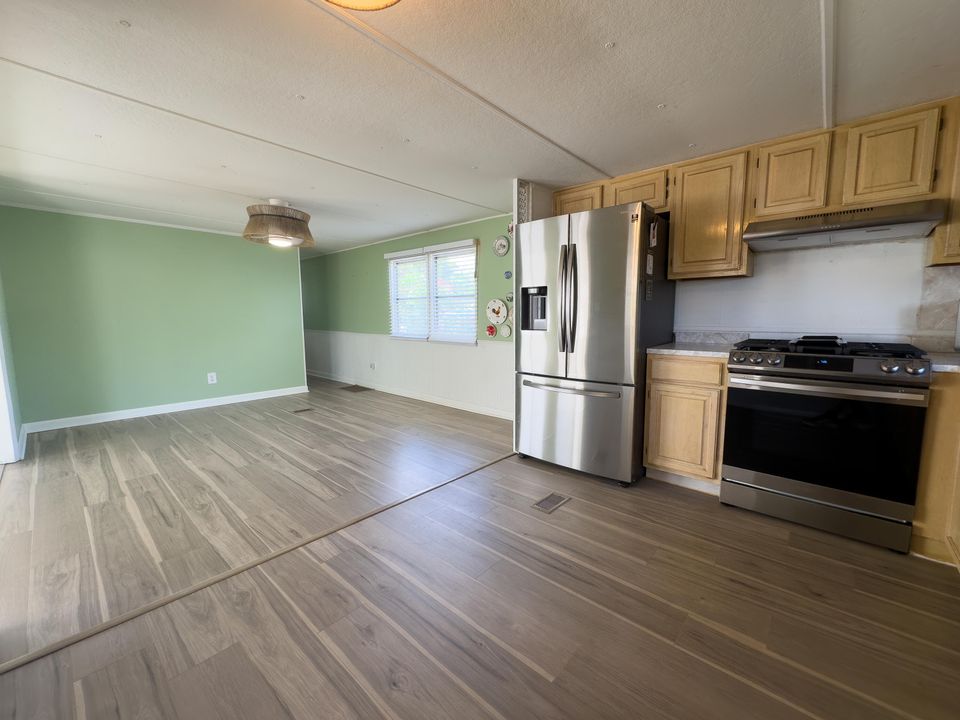 На продажу: $115,000 (2 спален, 1 ванн, 850 Квадратных фут)