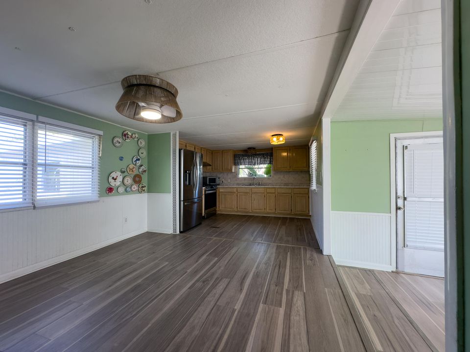 На продажу: $115,000 (2 спален, 1 ванн, 850 Квадратных фут)