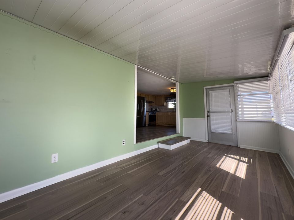 На продажу: $115,000 (2 спален, 1 ванн, 850 Квадратных фут)