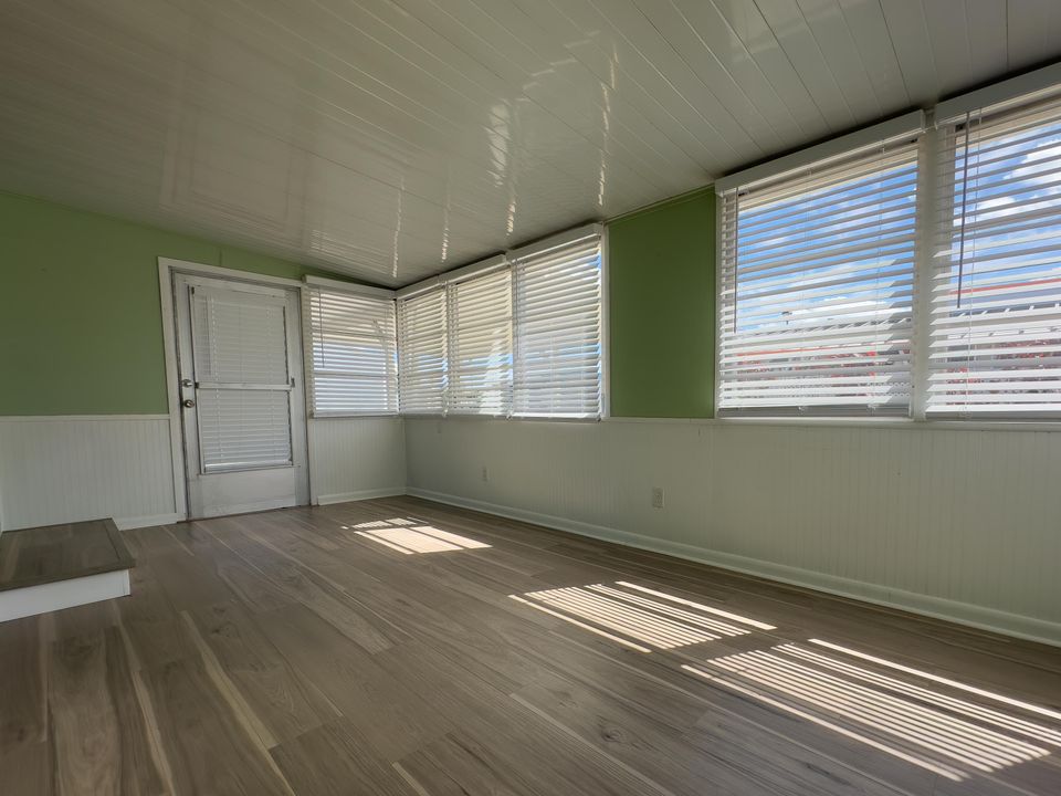 На продажу: $115,000 (2 спален, 1 ванн, 850 Квадратных фут)