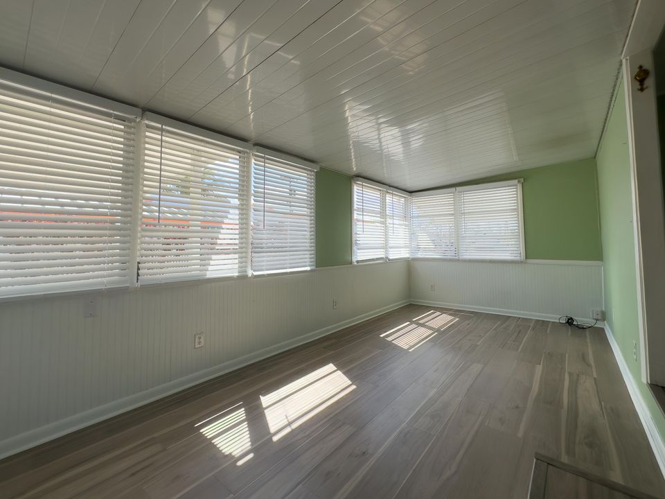 На продажу: $115,000 (2 спален, 1 ванн, 850 Квадратных фут)