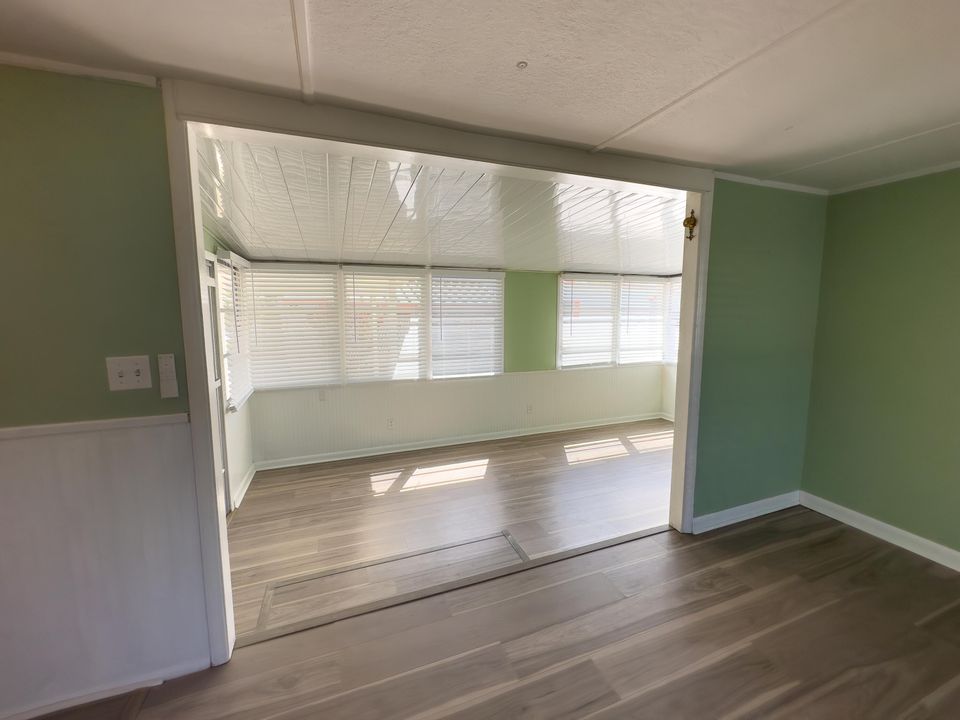 На продажу: $115,000 (2 спален, 1 ванн, 850 Квадратных фут)