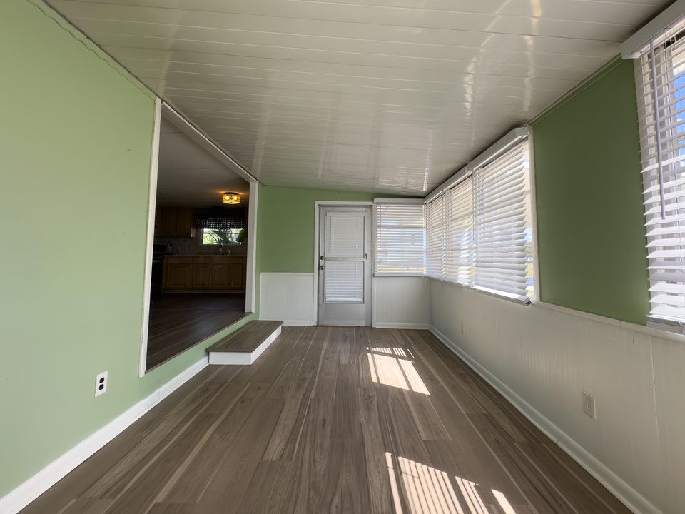 На продажу: $115,000 (2 спален, 1 ванн, 850 Квадратных фут)