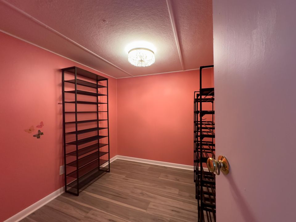 На продажу: $115,000 (2 спален, 1 ванн, 850 Квадратных фут)