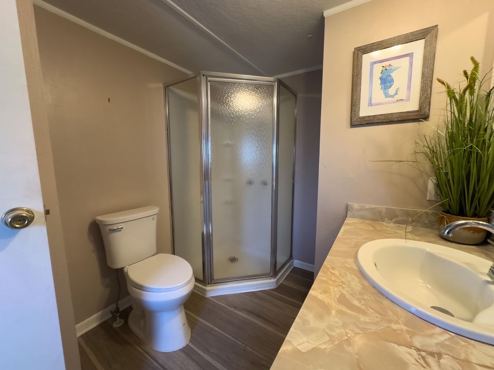 На продажу: $115,000 (2 спален, 1 ванн, 850 Квадратных фут)