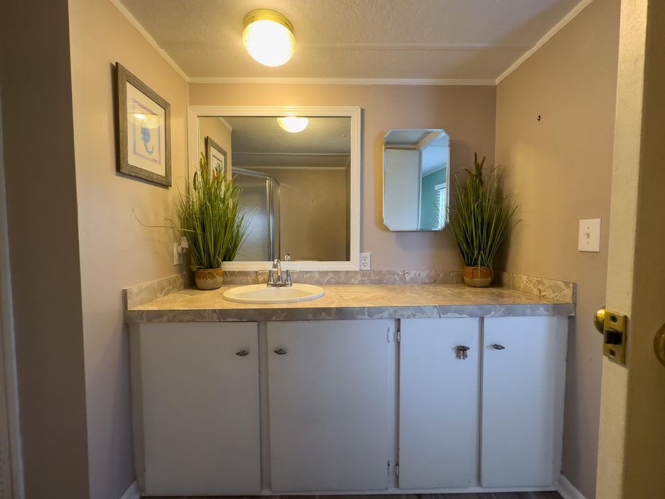 На продажу: $115,000 (2 спален, 1 ванн, 850 Квадратных фут)