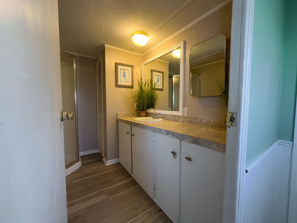 На продажу: $115,000 (2 спален, 1 ванн, 850 Квадратных фут)