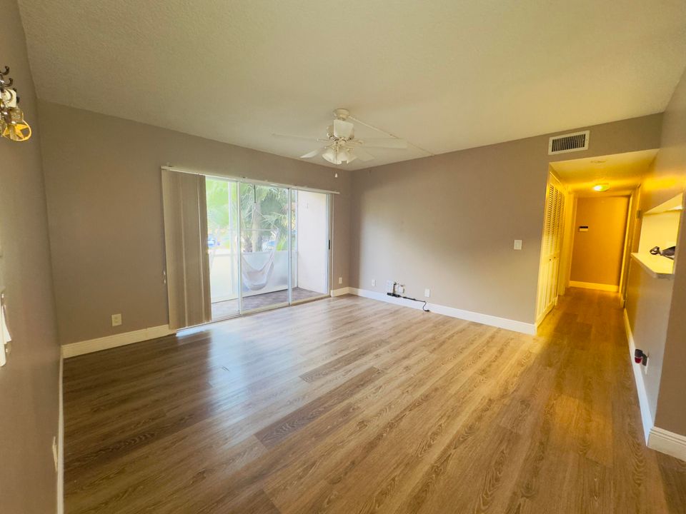 For Rent: $2,200 (2 beds, 2 baths, 965 Square Feet)