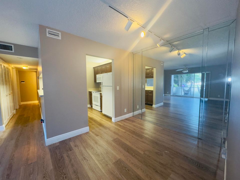 For Rent: $2,200 (2 beds, 2 baths, 965 Square Feet)