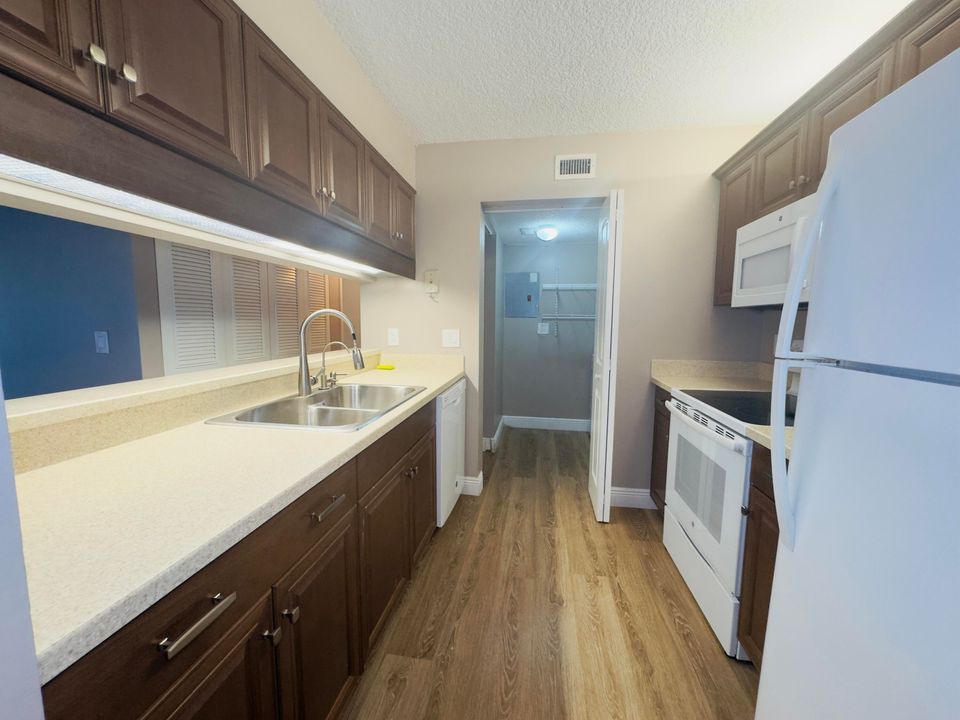 For Rent: $2,200 (2 beds, 2 baths, 965 Square Feet)