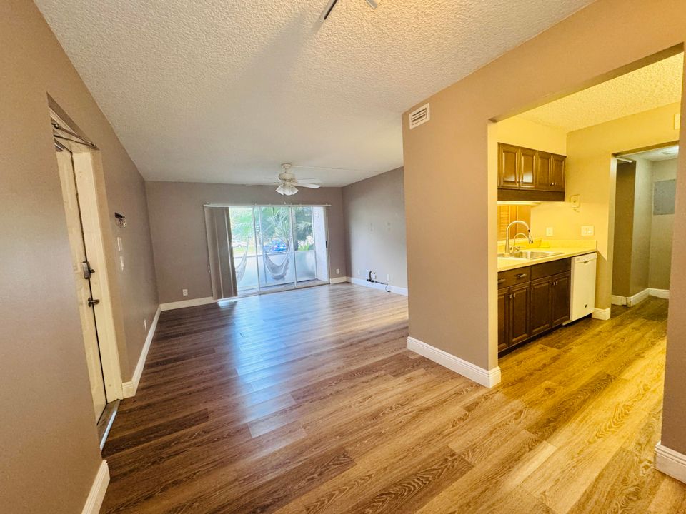 For Rent: $2,200 (2 beds, 2 baths, 965 Square Feet)