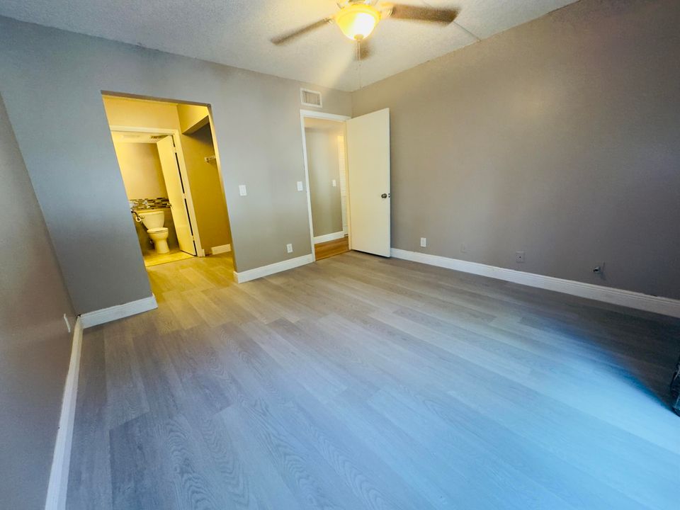 For Rent: $2,200 (2 beds, 2 baths, 965 Square Feet)