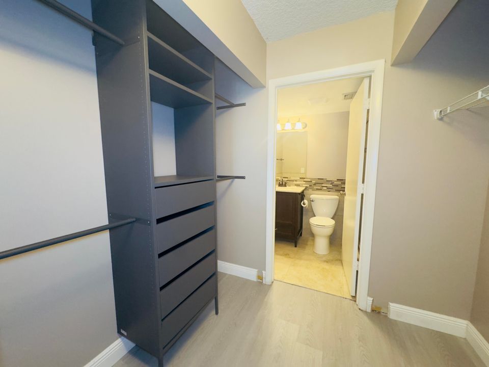 For Rent: $2,200 (2 beds, 2 baths, 965 Square Feet)