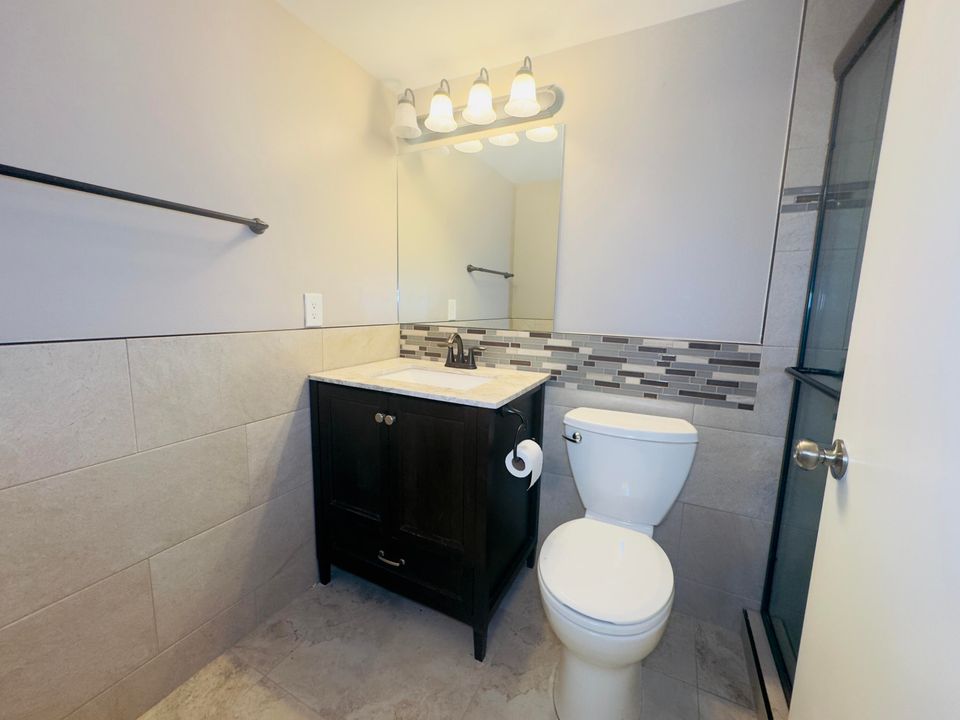 For Rent: $2,200 (2 beds, 2 baths, 965 Square Feet)